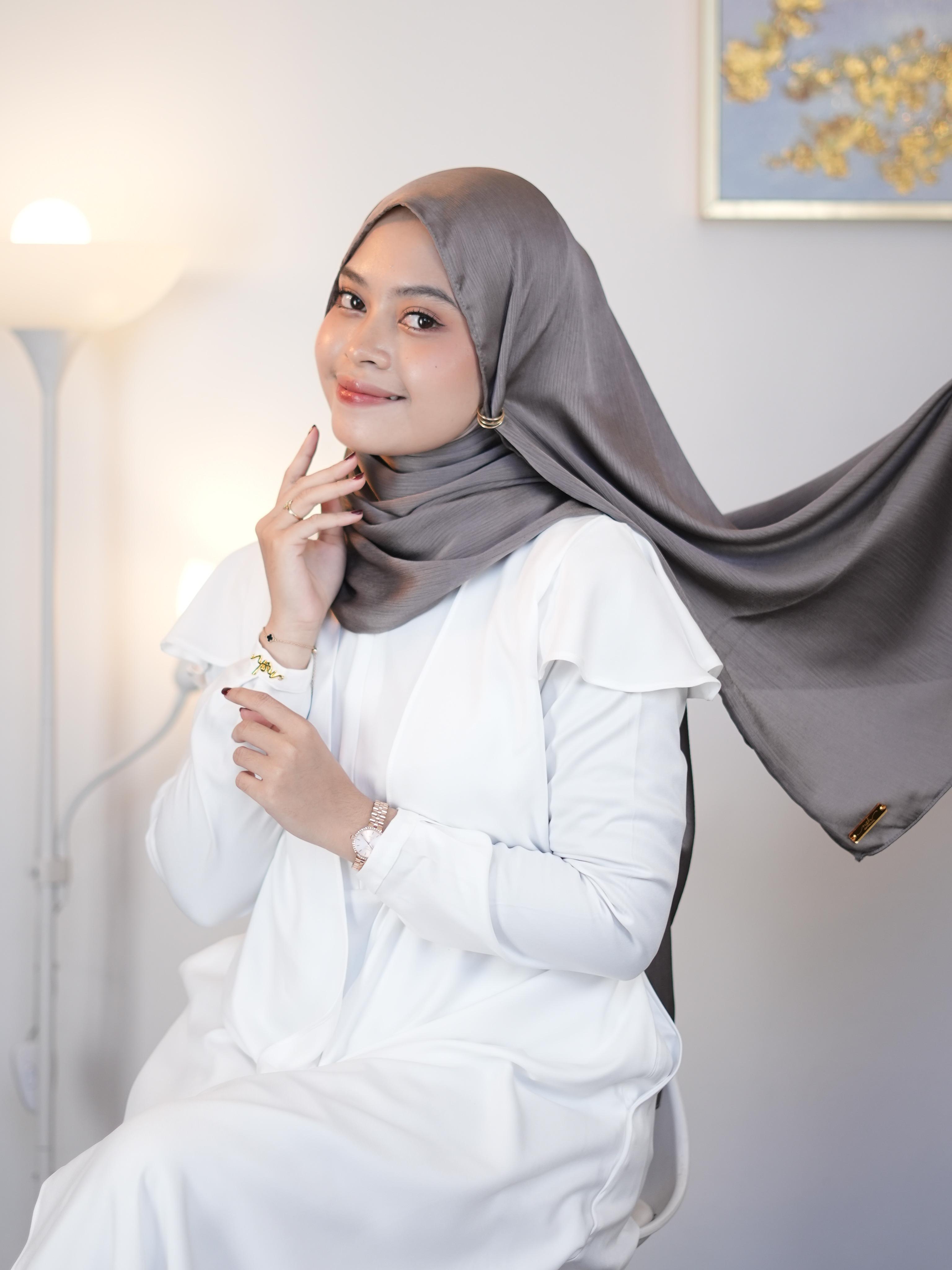 Neisya  Pashmina Silk Cradenza Cantik Mewah Nyaman dan Adem